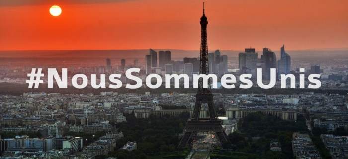 Paris-Nous-Sommes-Unis-Eifelturm-1024x469